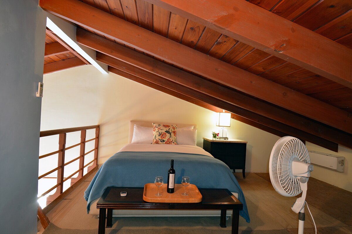 ห้องนอนที่ 4 (พร้อมเตียงควีนไซส์) ในห้องใต้หลังคาที่มีหลังคาบางส่วนหมายเหตุความสูงของเพดานต่ำ