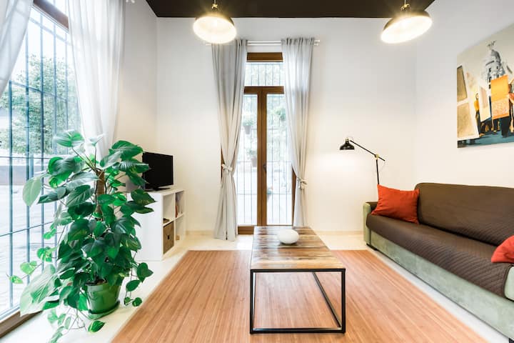 Discover the light of Cadiz from this stylish apartment in the center