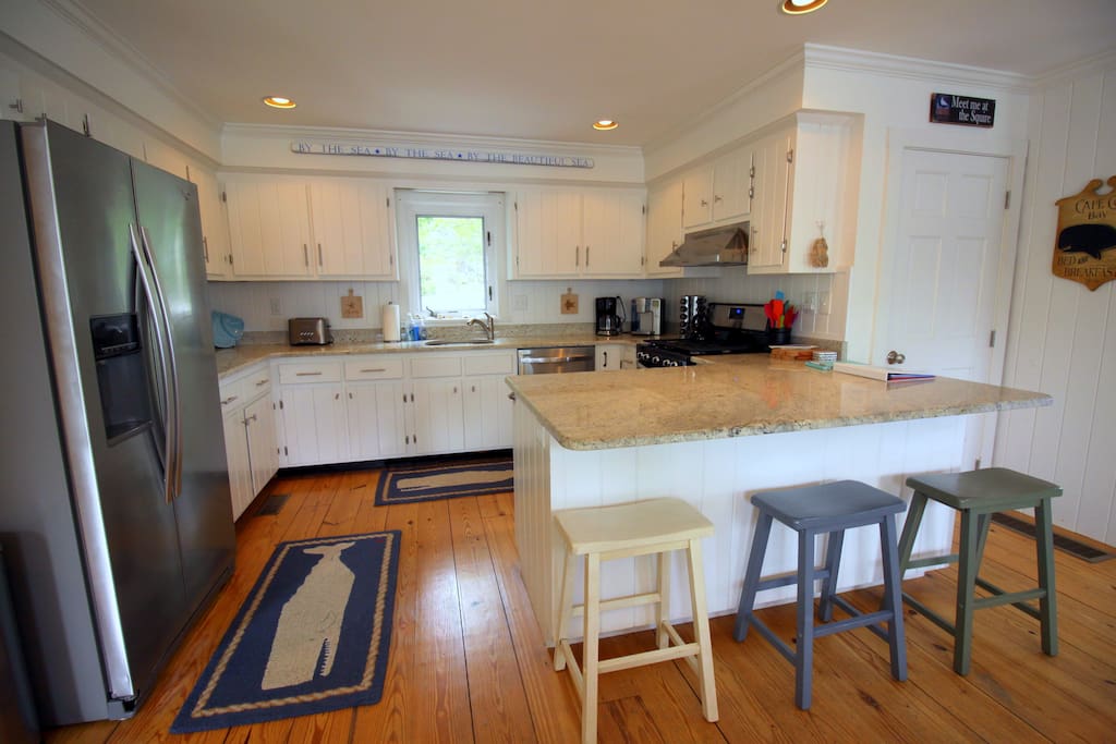 Stainless appliances & granite with spacious island (renovated Fall 2015)