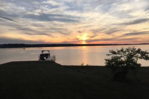 Owasco Lakefront. A/C, Fast Wifi & Best Lot