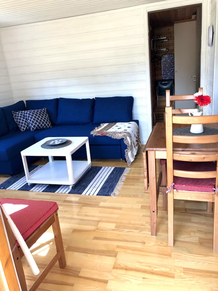 Glatka sofa s veličinom kreveta 
140 X 200 cm. Spremište u odjeljku za posteljinu. Madrac se nalazi na jednom od kreveta na kat ili ispod kreveta na kat.
Sofa s dimenzijama kreveta
140x200 cm. Skladištenje posteljine u odjeljku divan.
