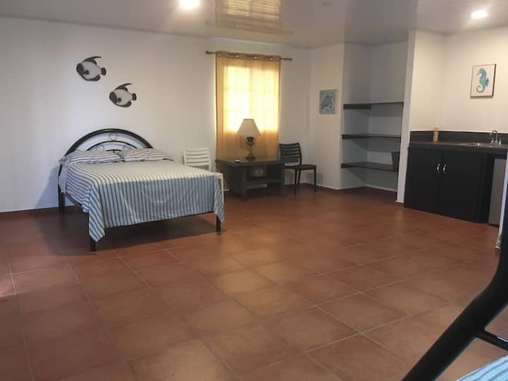 ห้องนอน #2 กว้างขวางมากห้องน้ำเคาน์เตอร์พร้อมไมโครเวฟและตู้เย็นขนาดเล็กพร้อมเตียงใหญ่ 2 หลังและประเภทเคบินแฝด 