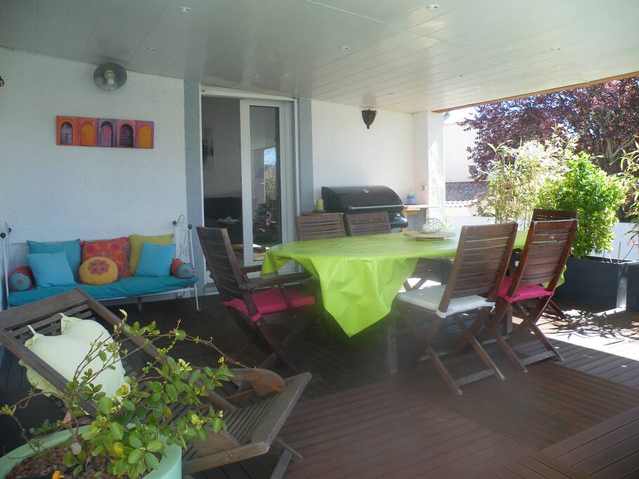 Terrasse couverte avec plancha au gaz.