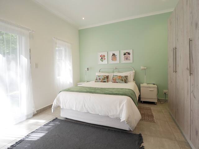 Waterland Lodge – Hibiscus Cottage gallery image 2