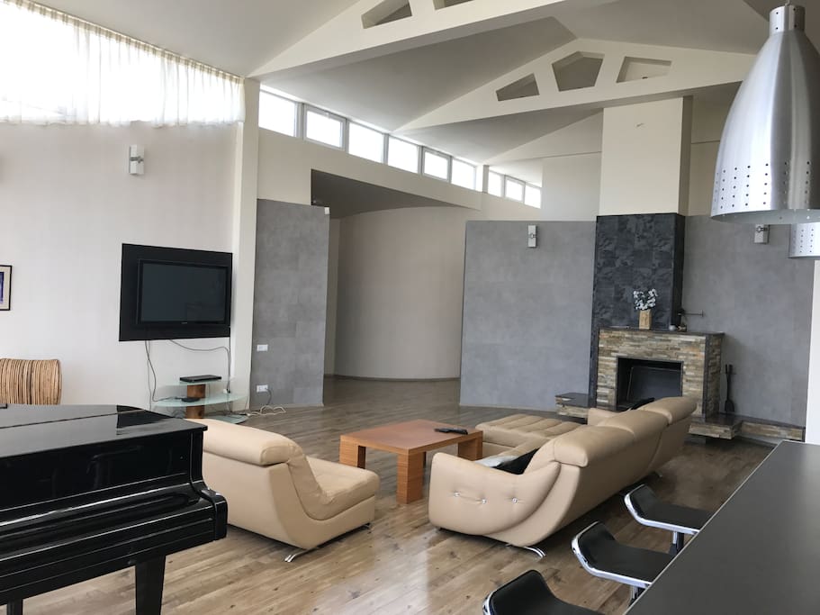 MAIN ROOM