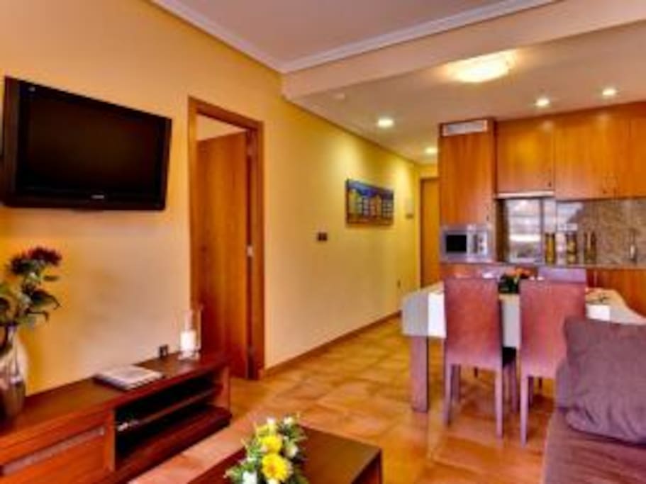 SALON COMEDOR Y COCINA CON LAVADORA MICROHONDAS