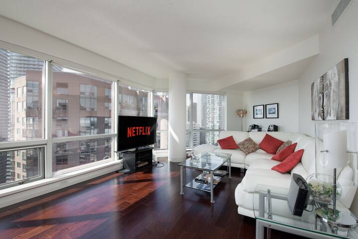 Modern large 1,170 sq.ft two-bedroom condo on Bay