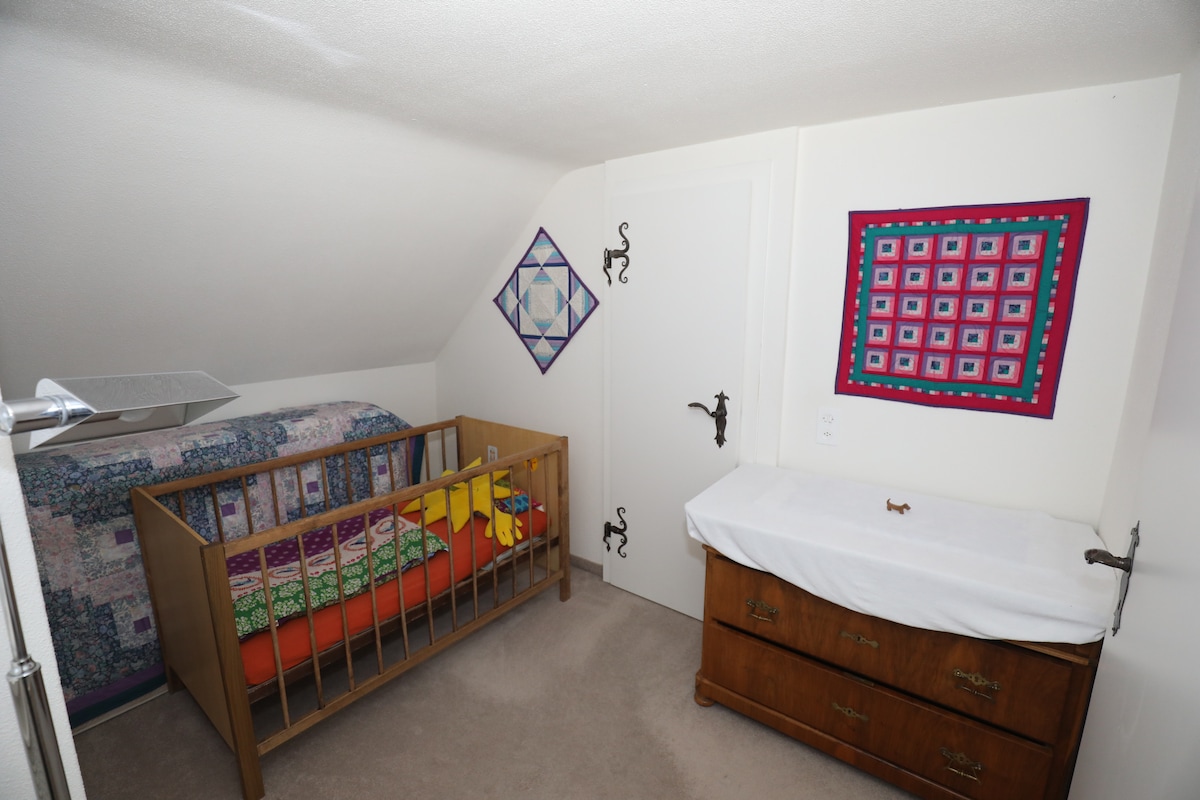 غرفة 5 مع سرير أطفال