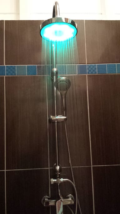 Douche aux couleurs changeantes... Détente assurée !