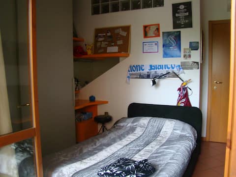 Camera da letto in appartamento a Faenza