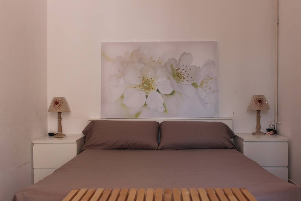 Cama doble con dos mesillas de noche