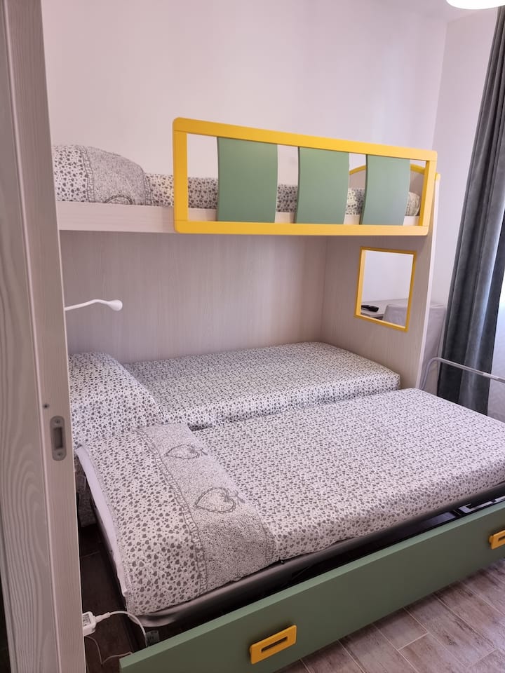 غرفة نوم مع سريرين أو ثلاثة متاحين، ونافذة كبيرة، وناموسية، وتلفزيون، وتكييف هواء.