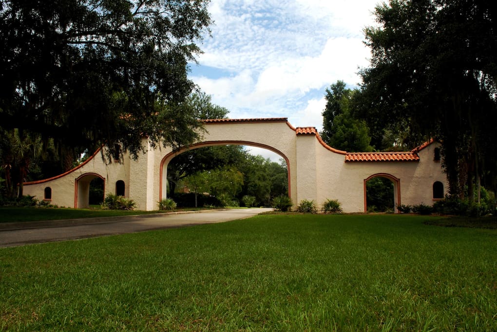 Los Robles historic neighborhood entrance.
