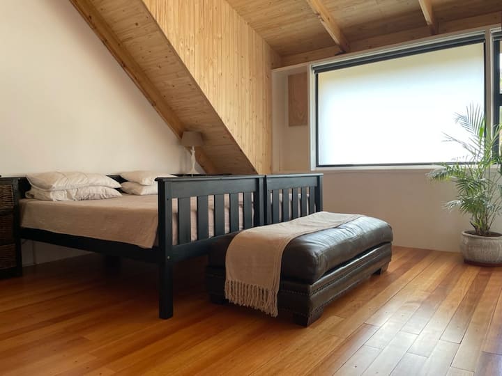 Ლოფტის სივრცე 2 × ერთადგილიანი საწოლით/დიდი ზომის საწოლით