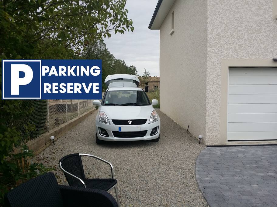 Parking privé dans la cour intérieure, jusqu'à 2 voitures à vous