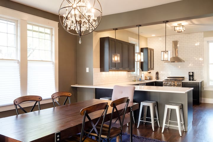 12 South Perfect for Big Groups Downtown Broadway