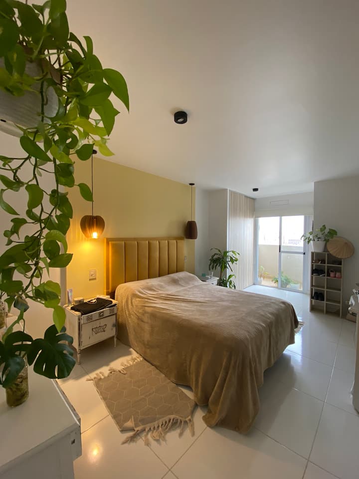 Მთავარი ოთახი აივნით და ცალკე სააბაზანოთი.