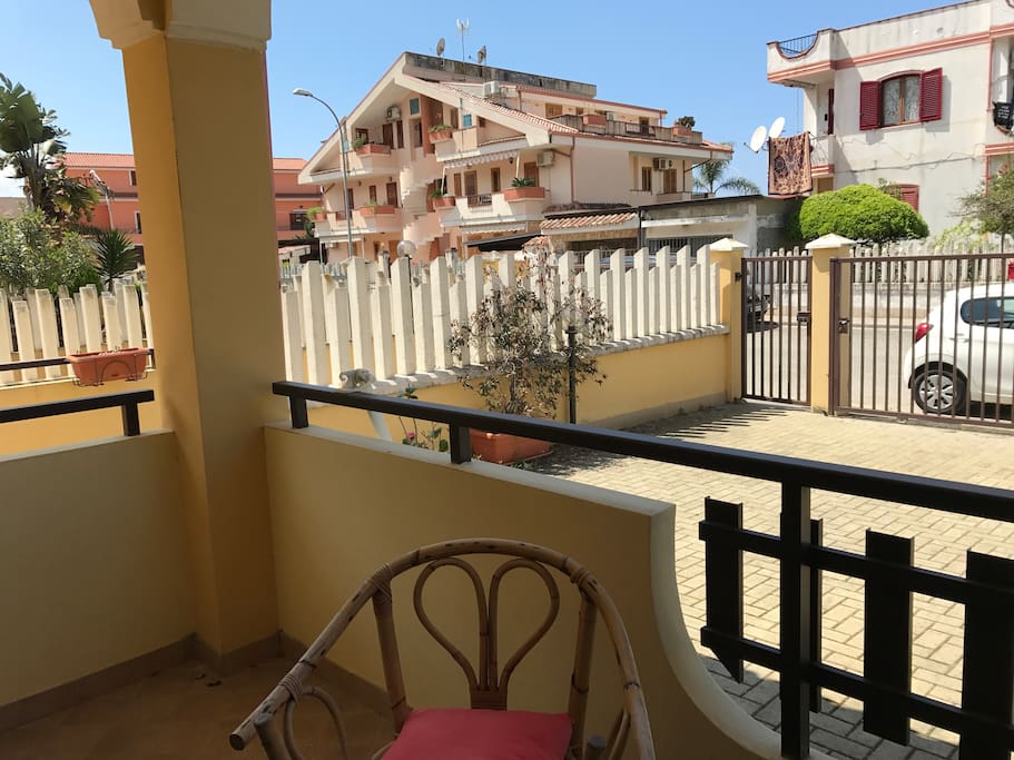 balcone camera da letto matrimoniale che affaccia su cancello esterno
