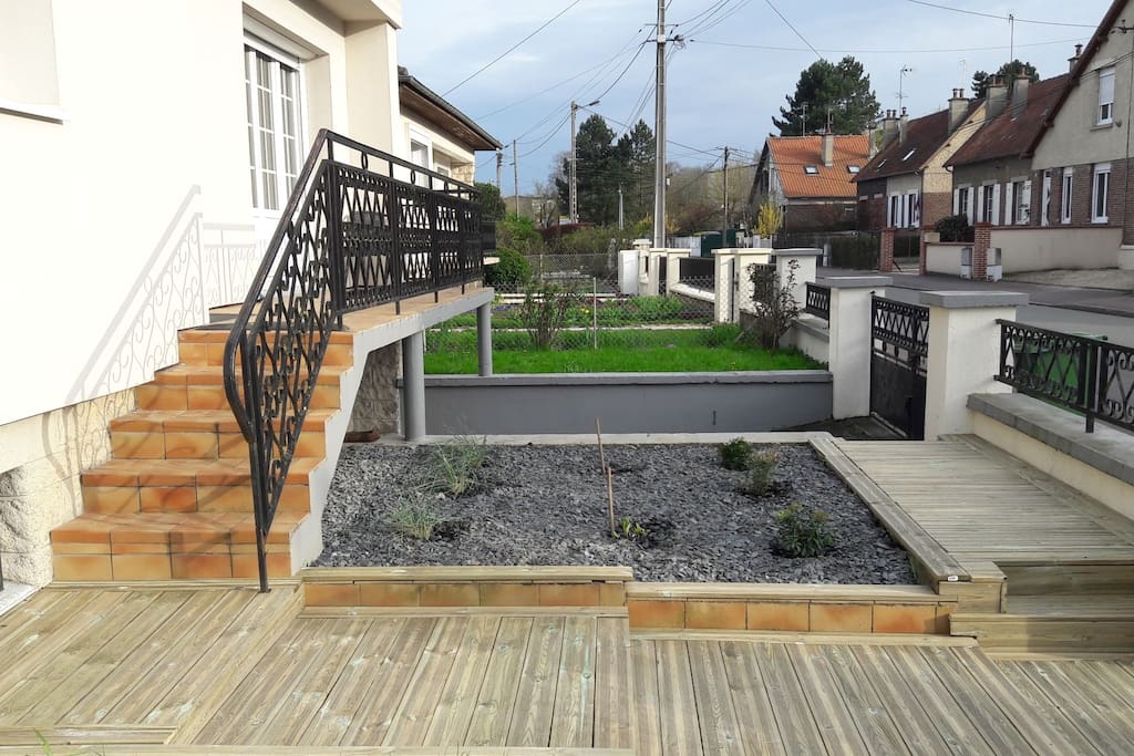 Accès, balcon et petit jardin coté rue