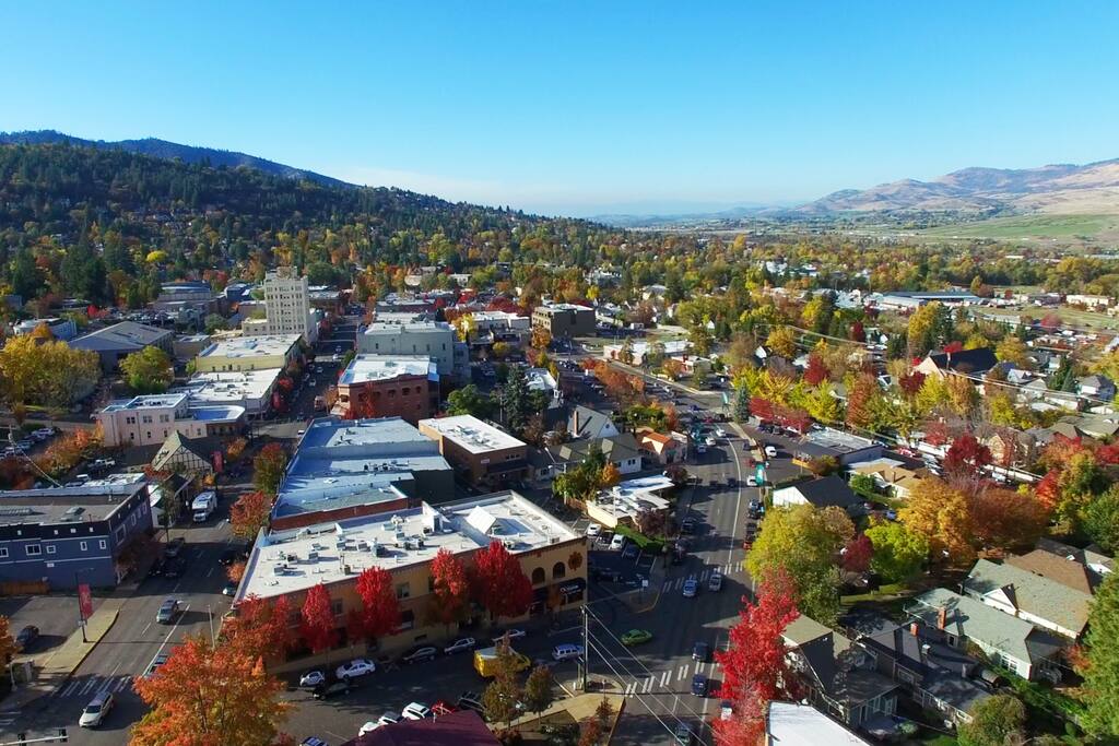 Your room is right downtown. One minute walk to the shakespeare theatres, restaurants, Lithia Park -- it's all right out your door.