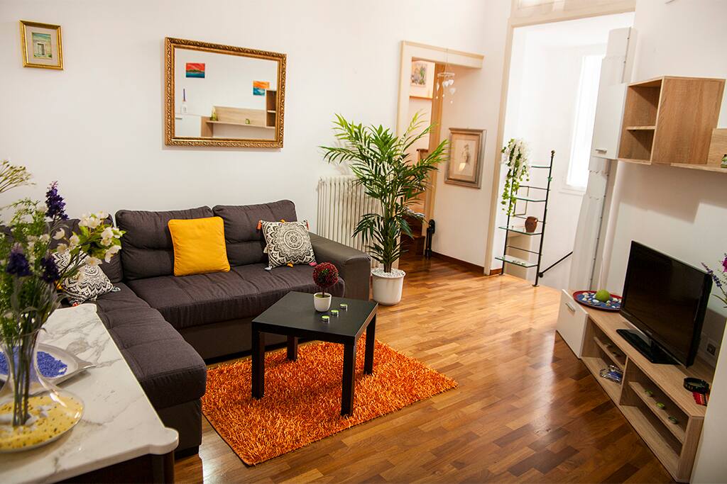 Living room - Ampio soggiorno e pavimento in parquet