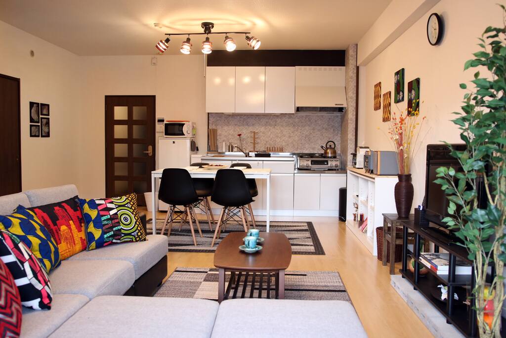 Here you’ll find a space with a sofa to kick back and relax, a dining area to enjoy a meal with friends, and a kitchen to cook your meals all in one.
