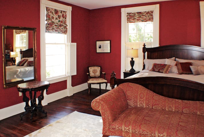 Dot 2 Dot Inn, the Red Room