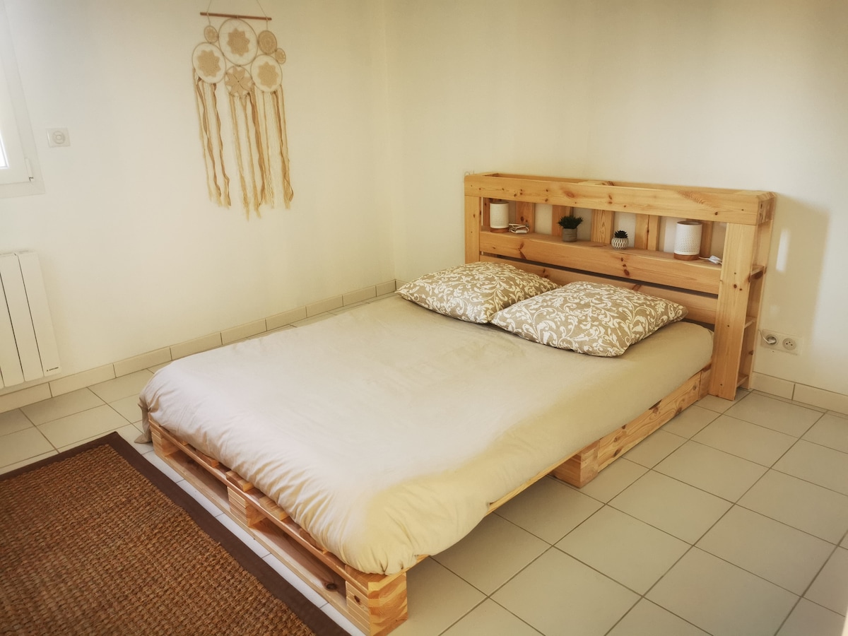 Спалня 2: 140 х 190 легла.