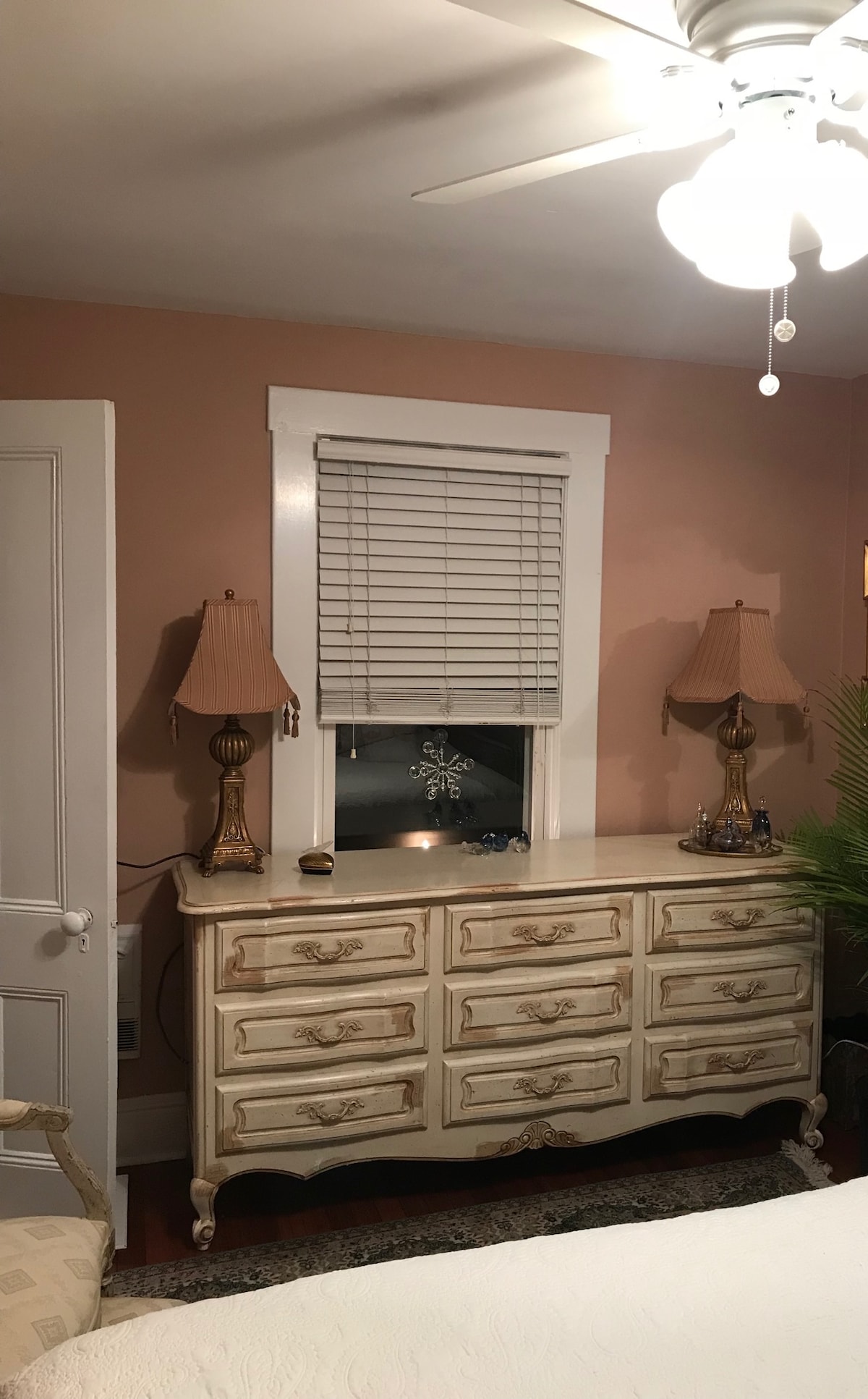 ตู้เสื้อผ้าในห้องนอนเตียงคิงไซส์ชั้นบน