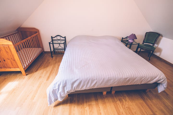 ห้องนอน 3 (ชั้นบน)
(มี 2 เตียงขนาด 90x200)
เตียงเด็กอ่อน