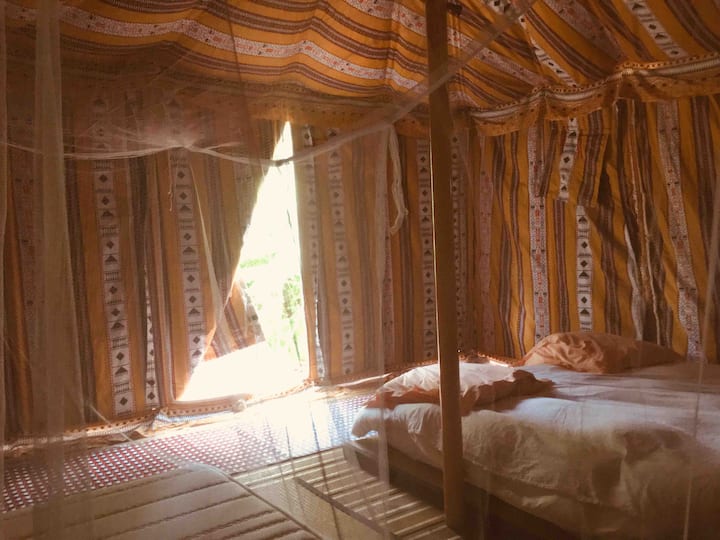 เต็นท์อุ่น - 3 คน (เตียงคู่ 1 หลังและเตียงเดี่ยว 2 หลัง)