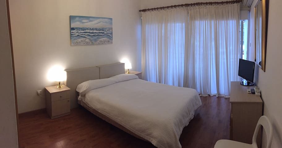 Cosy flat Larnaca center 4 minutes walk from Beach