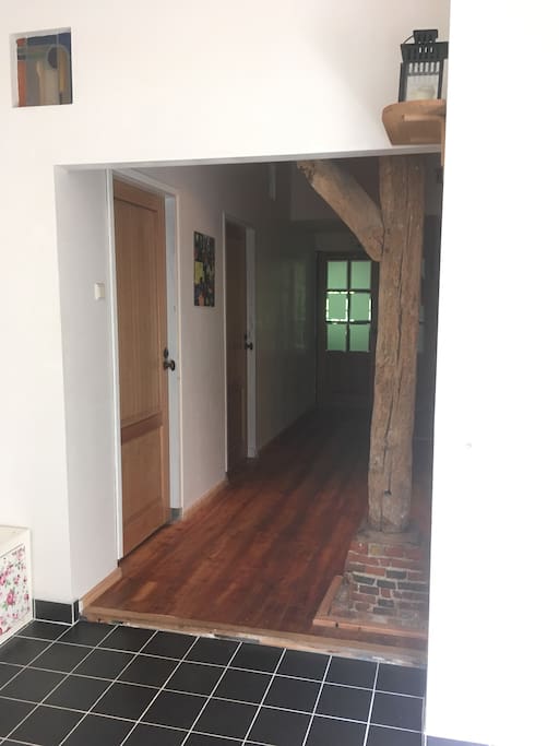 Entree met gang naar woonkamer