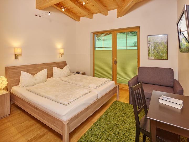 ห้องนอน 1 พร้อมเตียงคู่และห้องน้ำในตัวพร้อมฝักบัว อาร์มแชร์ที่ปรับเป็นเตียงเสริมได้