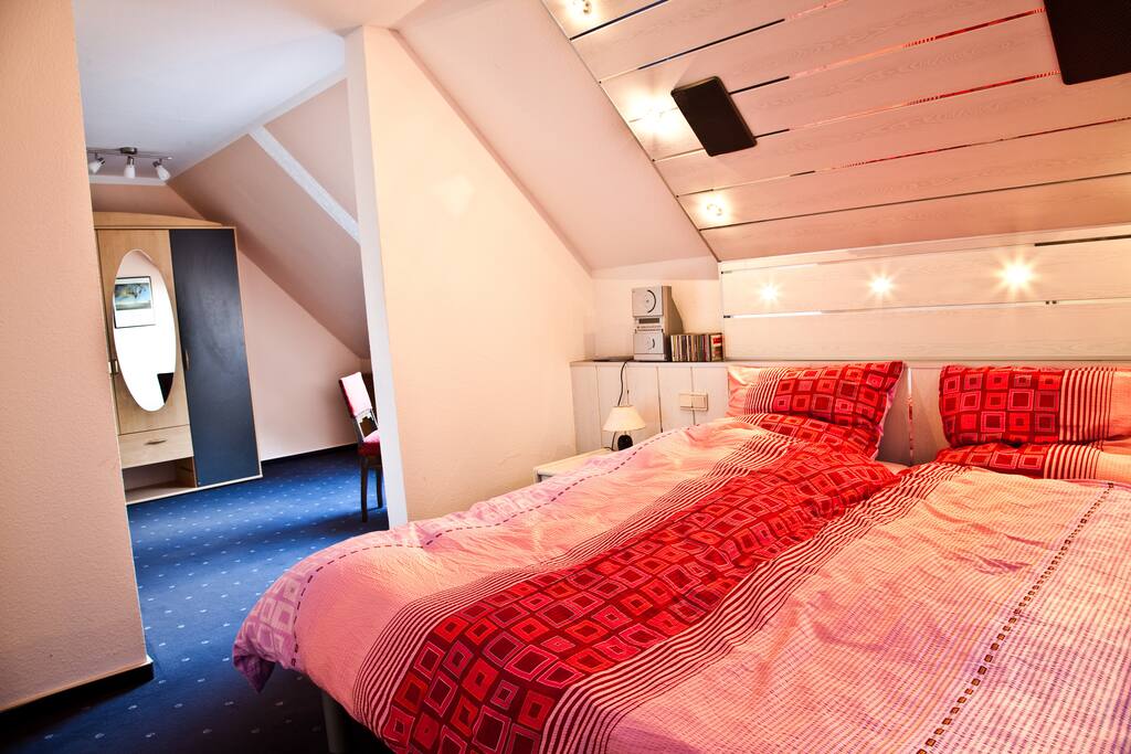 Großes Schlafzimmer mit Doppelbett und Ankleidebereich