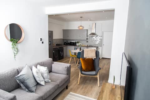 Top performing Airbnb: Kensington House/Street Parking/Perfect for Groups in Radford