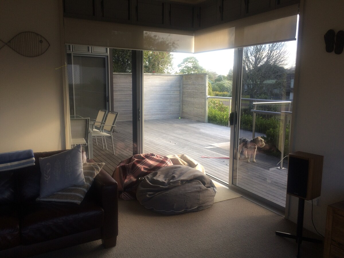 Popular Airbnb listing: Open Plan Beauty - Fabulous Pauanui, Coromandel in Thames Coromandel District East