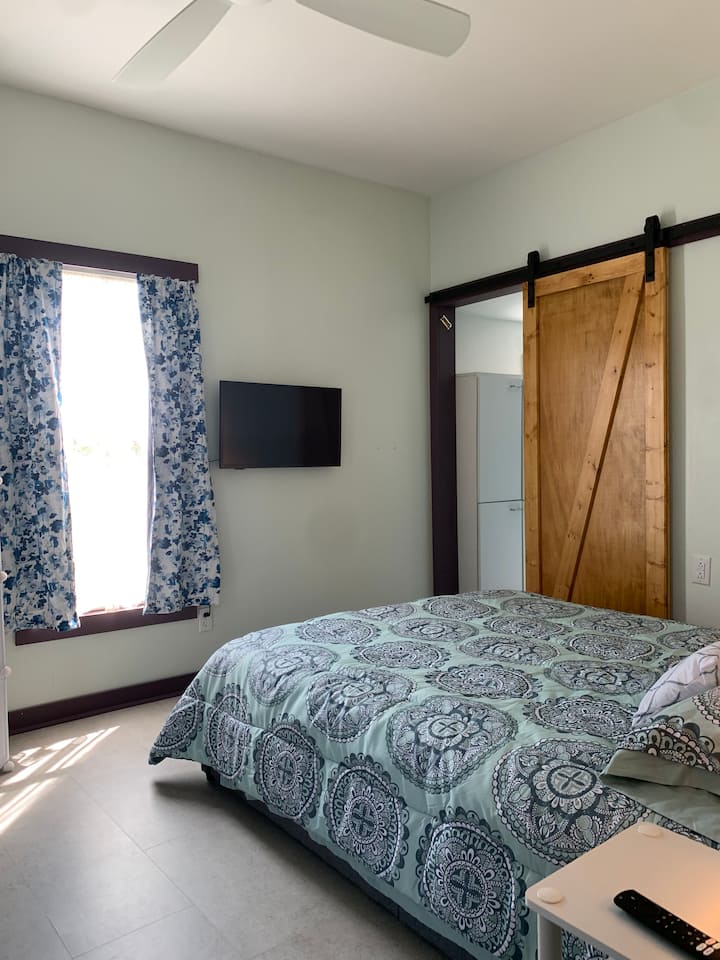 Hlavná spálňa má manželskú posteľ s dostatkom prirodzeného svetla v televízii. 