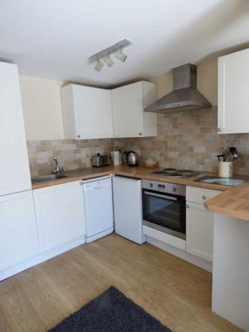 Fully fitted kitchen with Washing Machine, Tumble Dryer and Dishwasher