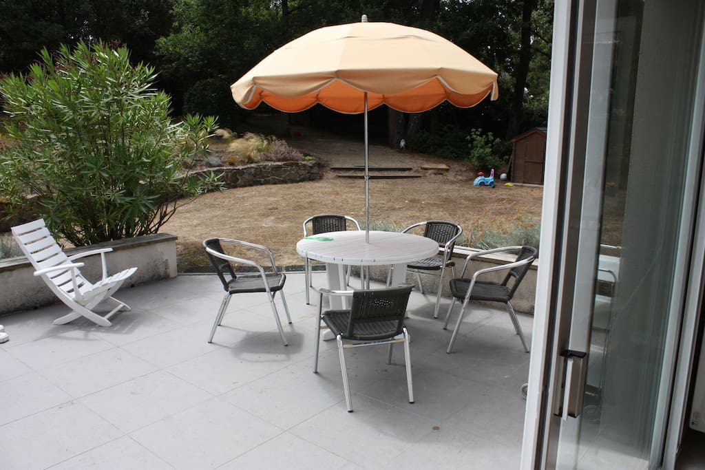 terrasse aménégée avec coin repas