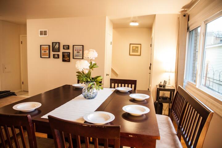 Ravenswood 4BR Rowhouse + Free Parking Included gallery image 4