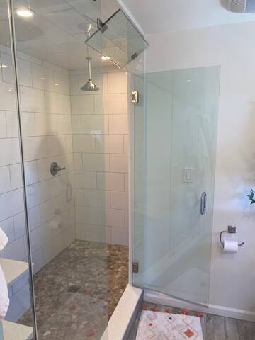 Stunning Mediterranean House blocks from the Beach gallery image 4