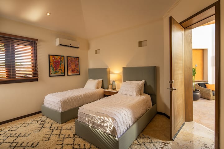 Единични легла в самостоятелна къща, разположена до главния двор (леглата не се превръщат в кралски).