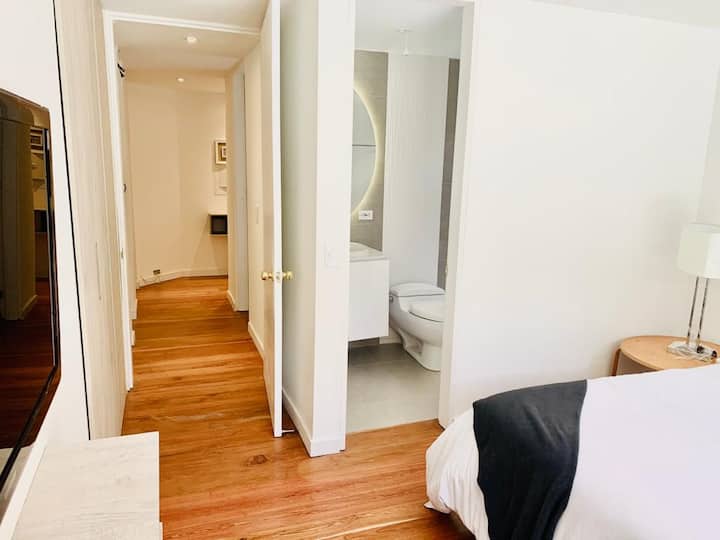 Vyumba vya kulala vilivyoangaziwa na mwonekano wa mtaro, mashuka mapya, intaneti na televisheni, intaneti 
Malipo. 