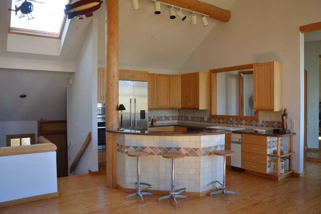 Kitchen - brand new appliances (fridge, dishwasher, microwave, etc)