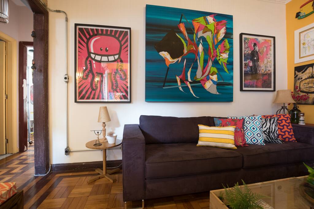 Sala compartilhada com os moradores. Sinal de wi-fi, TV a cabo, mini-bar, espaço para refeições, café expresso, frigobar