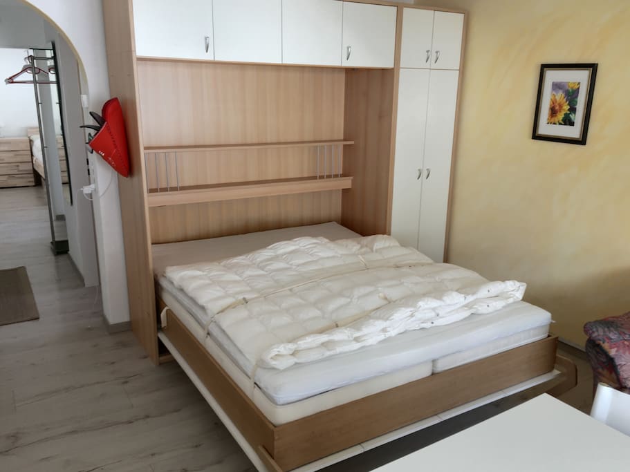 Schlafmöglichkeit für 2 Personen im Wohnzimmer