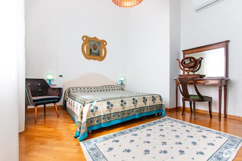 Luxurious and spacious apartment 150 m  from the sea