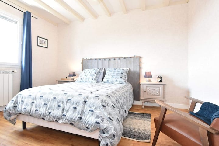 Upstairs bedroom bed 140x190