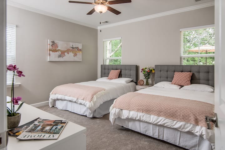 Upstairs 2 Queen Bed Master